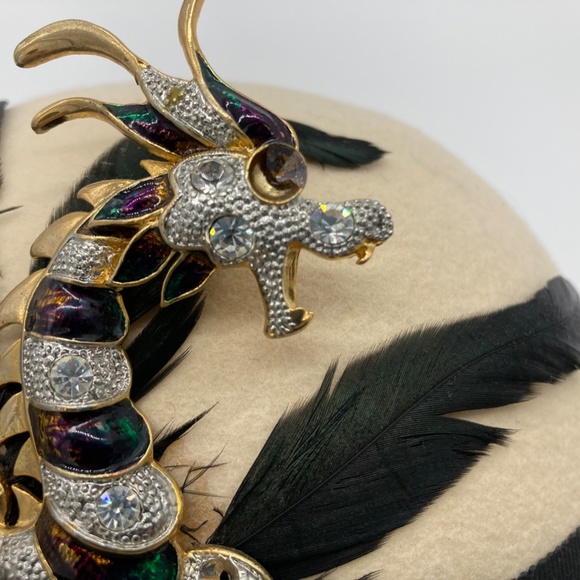 Vintage Sonni Wool Hat with Lace, Adorned with a Dragon brooch and feathers - Picture 6 of 12